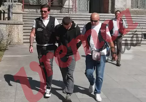 Un bărbat a fost înjunghiat mortal în fața casei sale din Vaslui. Venise din Anglia, unde muncea, ca să fie alături de copii în prima zi de școală!