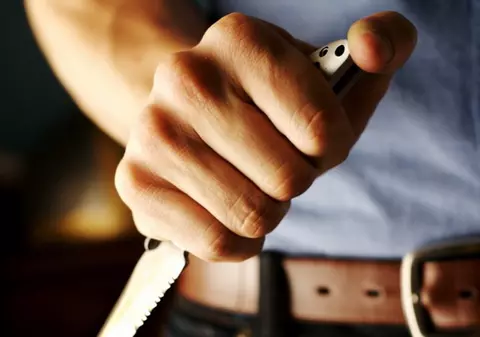 Un băiat român de numai 10 ani a fost atacat cu cuțitul de un asiatic. Micuțul riscă să rămână fără o mână!