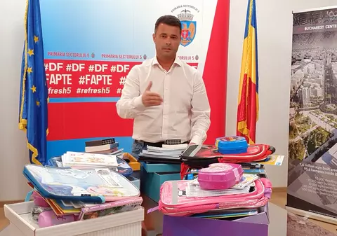 Primarul Sectorului 5 le-a distribuit elevilor orare cu caricatura lui și o poezie motivațională: „Să te uiți în calendar / C-ai șanse s-ajungi primar”