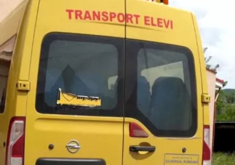 Microbuz şcolar în care se aflau 15 elevi, implicat într-un accident în Covasna. Trafic oprit pe DN 11