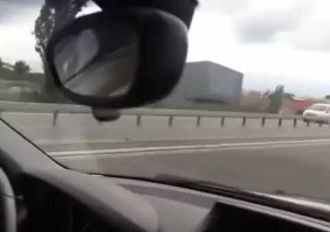 VIDEO | Un șofer a încremenit când a văzut cine l-a depășit pe stradă