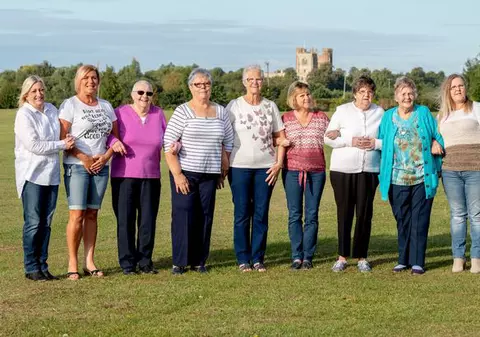 Zece femei din aceeași familie au învins cancerul de sân, după o luptă de 15 ani pentru viață