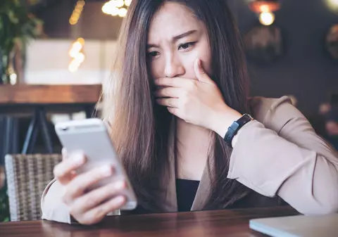 O tânără a murit după ce mama sa i-a trimis zeci de emoticoane cu fețe furioase la postările ei de pe Facebook