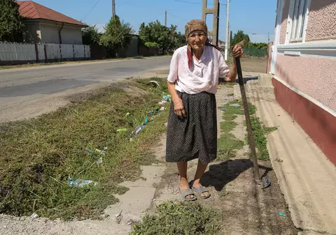 La 83 de ani, muncește cu ziua prin sat, pentru un litru de lapte și 5 lei: “Pensia e mică, fac și eu ce pot”
