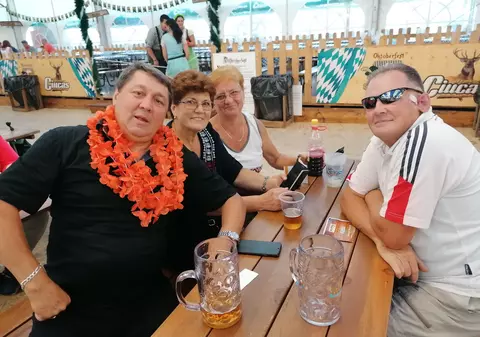 „Bătaie” pe distracție la Oktoberfest Brașov. Deși prețurile nu sunt mici, sărbătoarea berii adună sute de mii de oameni. „Vin în fiecare an. N-am lipsit de la nici o ediție”