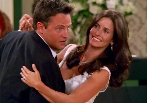 Ralph Lauren a lansat o colecţie de modă inspirată din "Friends", pentru a celebra împlinirea a 25 de ani de la premiera celebrului serial pe micile ecrane