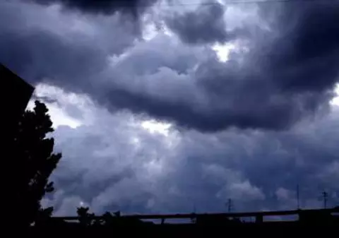 Avertismentul meteorologilor. Cod galben de fenomene periculoase în București. Se anunță furtuni și vânt puternic