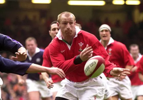 Fostul căpitan al naționalei de rugby a Țării Galilor, Gareth Thomas, a dezvăluit că are HIV după ce a mărturisit că a fost șantajat