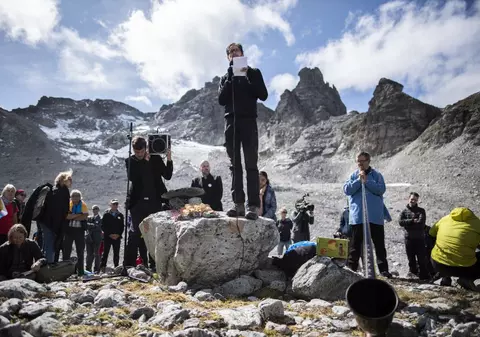 Un ghețar a fost „înmormântat” în Elveția. Sute de oameni au organizat un priveghi pentru a semnala efectele încălzirii globale