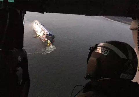 Un vapor s-a răsturnat în apropiere de coasta estică a SUA. Patru sud-coreeni sunt dați dispăruți