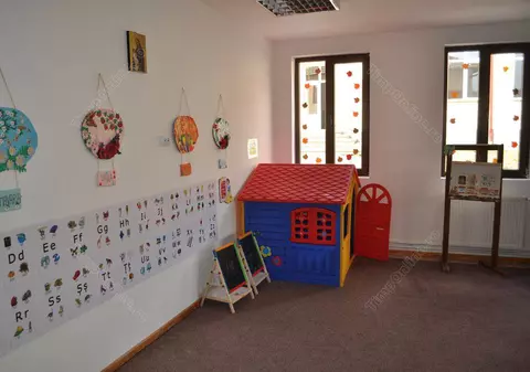 Un băiețel din Bistrița și-a zdrobit două degete la grădiniță, după ce un dulap i-a căzut peste mână. Copilul a încercat să își ia ghiozdanul cu mâncare