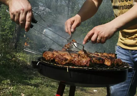 VIDEO | Petrecere cu grătar organizată de candidatul PSD la Primăria Cârna, Dolj, în ciuda măsurilor împotriva coronavirusului
