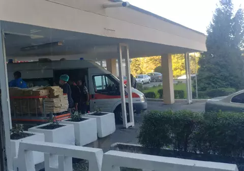 Ambulanța Spitalului de Copii Sf. Maria din Iași, burdușită cu dosare și hârtii. Ce spune regulamentul despre utilizarea acesteia