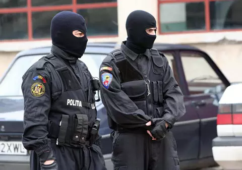 Șeful luptătorilor SAS Iași, acuzat că le-a trimis poze cu el dezbrăcat subalternilor: „Așa ar trebui să arate un bărbat adevărat!”