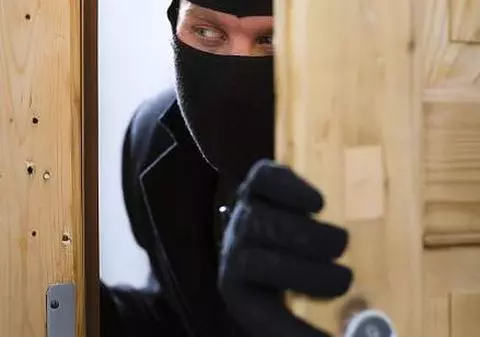 Un român s-a întors din străinătate tocmai când un hoț îi golea casa!
