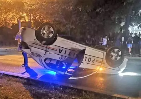 Maşină de poliţie răsturnată la Timişoara, după ce un şofer a lovit în plin autoturismul