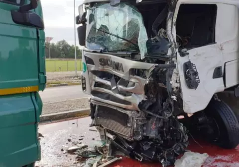 Trei tiruri s-au ciocnit la Ghimbav. Un șofer a rămas încarcerat