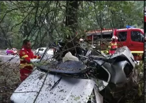 Un tânăr din Constanța a murit, după ce a intrat cu mașina într-un copac. Era angajat la Spitalul Militar