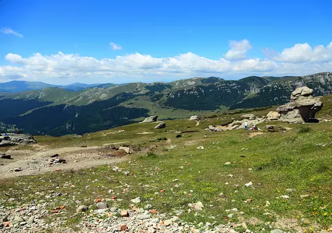 Complex rezidențial pe Platoul Munților Bucegi, în apropiere de cabana Piatra Arsă. Acesta va avea vile, piscine, hoteluri și un heliport