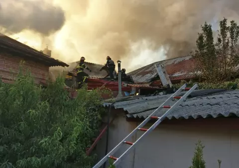 Şase gospodării din Tulcea, distruse de un incendiu pornit de la scânteile unei unelte. Focul s-a extins rapid, din cauza distanței mici dintre case