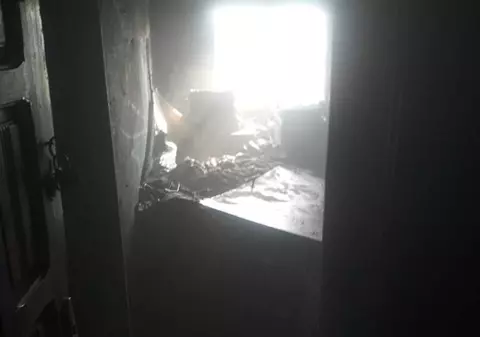 Un bărbat a suferit arsuri grave după ce un incendiu a izbucnit în apartamentul său. 20 de persoane din imobil au fost evacuate