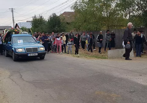 Adriana Fieraru, fetița din Gura Șuții care a fost ucisă de un olandez, a fost înmormântată. Sute de oameni au condus-o pe ultimul drum / VIDEO