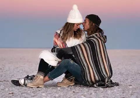 Adevărul din spatele unei fotografii în care un cuplu de influenceri de pe Instagram par să-și riște viața pentru un cadru perfect