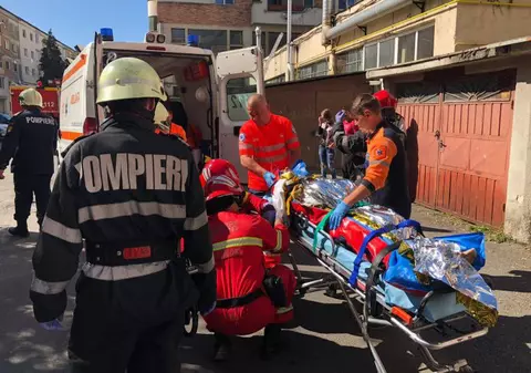 Doi frați din Baia Mare s-au aruncat în gol de la etajul cinci al unui bloc. Unul dintre ei a murit pe loc