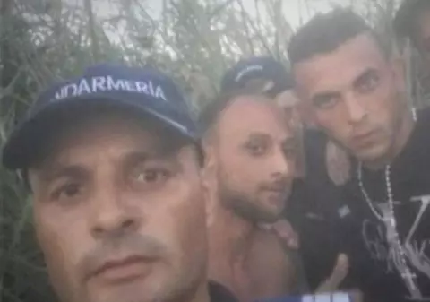Trei jandarmi, anchetați pentru selfie-urile făcute cu doi evadați pe care i-au prins