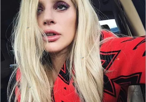 Ce căzătură a luat Lady Gaga! S-a împiedicat chiar înainte să intre în mașină