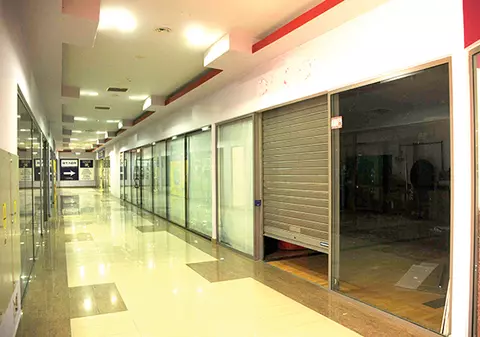 Judecătoria din Vaslui se mută la mall. Avocații se tem că arestații vor trece pe lângă piscină