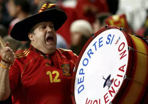 Manolo este la București. Celebrul toboșar spunea anul trecut că nu mai însoțește naționala de fotbal a Spaniei la meciurile din deplasare
