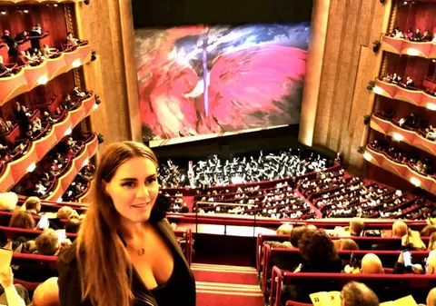 Frumoasa soprană Dika Mircea s-a mutat la New York și și-a schimbat numele în Dika Philosoph. “Ținta mea e Metropolitan Opera”