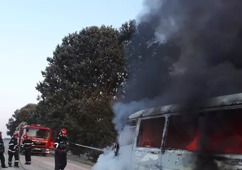 Microbuz mistuit de un incendiu în Tulcea. Pasagerii au scăpat nevătămați
