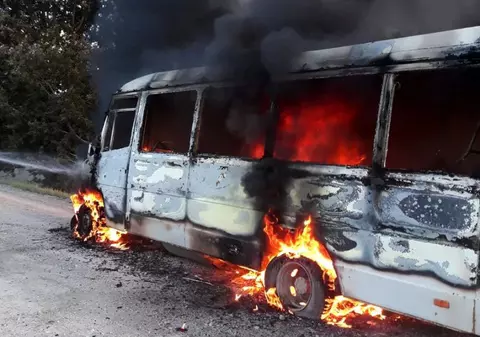 Un microbuz al unei firme de transport a ars complet în timp ce rula pe raza localităţii Silişcani