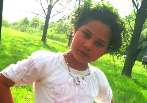 Primarul din Gura Şuţii, despre imaginile surprinse cu fetița de 11 ani: „Se vede trântită pe banchetă”