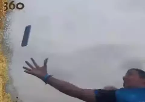 VIDEO | Un tânăr aflat într-un montagne-russe a prins din zbor un mobil care-i scăpase din mână altui client!