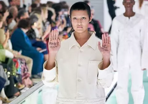 Noua colecție Gucci a înfuriat un model care a protestat chiar în timpul defilării pe podium