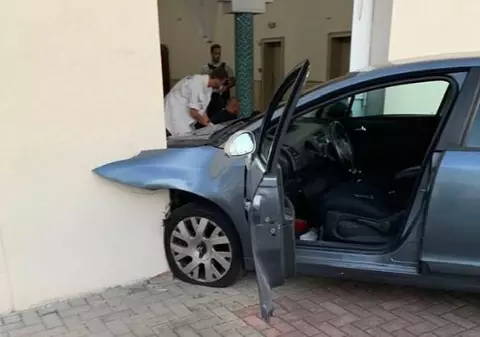 Un individ a lovit cu mașina o moschee din Franța. Martorii spun că bărbatul a strigat "Allah Akbar"