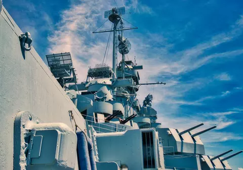 Anchetă la o bază navală din Grecia după dispariția unor materiale militare, inclusiv unele de natură explozivă