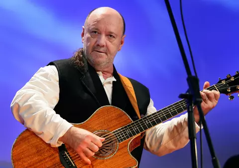 Nicu Alifantis îi acuză pe muzicienii cu care cântă că sunt mercenari. “Trăiască instrumentiștii traseiști, trăiască banul”