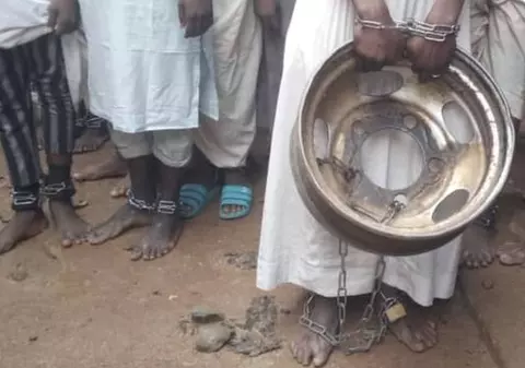 „Casă a torturii” descoperită în Nigeria: 500 de elevi erau ținuți în lanțuri și agresați sexual într-un centru islamic