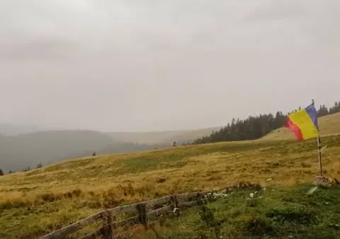 Prima ninsoare din acest sezon în România. Momentul în care au căzut primii fulgi a fost filmat