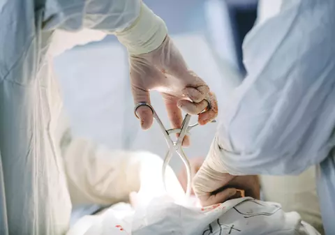 O femeie din Rusia a stat cu o tumoare uriașă în corp timp de 20 de ani. S-a dus la spital pentru că se îngrășa fără să mănânce nimic