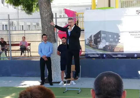 Primarul din Voluntari, Florentin Pandele, s-a cocoțat pe un scaun în timpul discursului de la începerea anului școlar