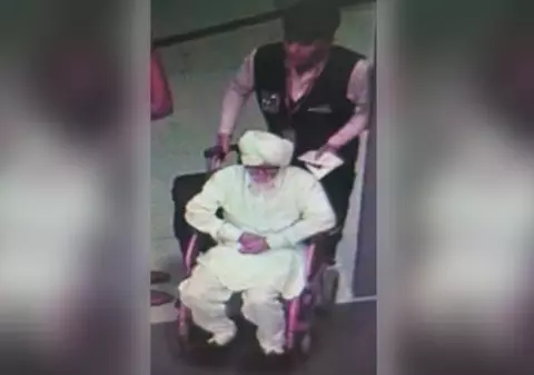 Un tânăr s-a deghizat într-un bătrân și a vrut să prindă un zbor de Statele Unite