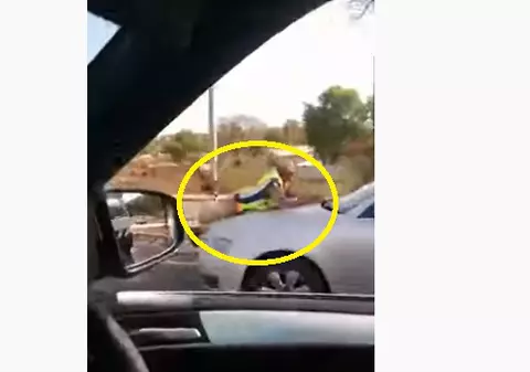 VIDEO | O polițistă a vrut să amendeze un șofer. Acesta a „plimbat-o” pe capotă o bună bucată de drum!