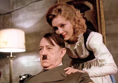 Licitație pentru obiecte de lenjerie ce au aparținut Evei Braun. Cât a plătit un britanic pe lenjeria intimă purtată de iubita lui Hitler