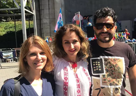 În port popular românesc, Anamaria Ferentz a încins hora printre americani, în Central Park din New York