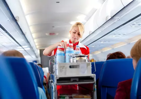 Ce băuturi nu ar trebui să comanzi niciodată în avion. Ponturi de la însoțitorii de zbor: „Țevile sunt curățate rar”